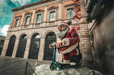 A Putignano il Natale si veste di cartapesta: un Babbo Natale in monopattino alto oltre 5 metri 