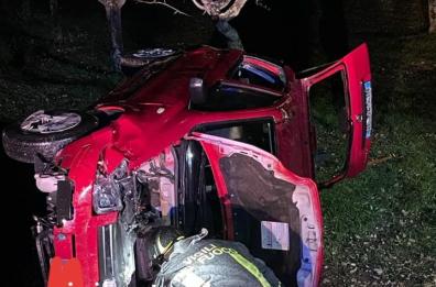 L'auto sbanda e finisce nel dirupo: tragedia sfiorata sulla Conversano-Putignano