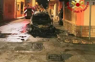 Auto in fiamme nel Leccese, danni alla palazzina vicina al rogo