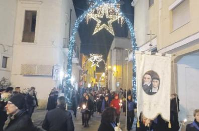 Nardò, fiori e fiaccole nel rito dell’Immacolata