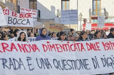 Dissesto viario, Terranova in piazza per la «sua» strada