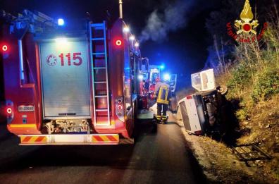 Lauria, auto finisce fuori strada nella notte: muore una 60enne, un uomo in ospedale