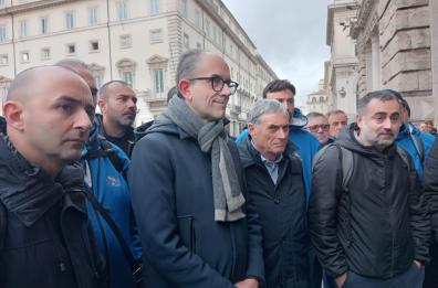 Ex Ilva, sindacati in presidio a Roma: «Vertenza non gestita in trasparenza». «Risposte o non ci muoviamo da Palazzo Chigi»
