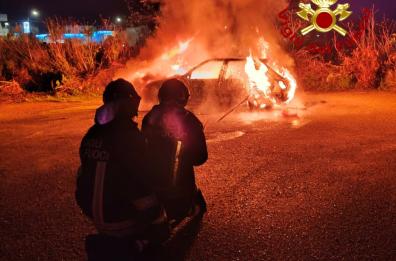 Melissano, esplode un’auto, il cofano finisce su un terrazzo: paura in via Po