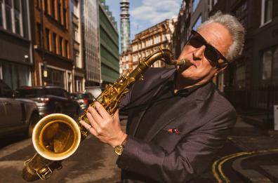 Ray Gelato a Bari: «Orgoglioso per l’interesse verso il vintage swing»