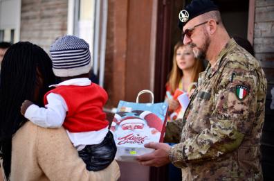 Bari, l'esercito regala doni e sorrisi ai bambini del Cara di Bari Palese