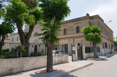 Trani, «buco» nel tetto dell'ex casa di riposo chiusa da 9 anni
