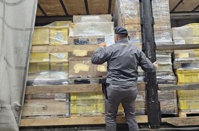 Bari, latitante si nasconde tra la merce di un camion diretto in Albania: arrestato