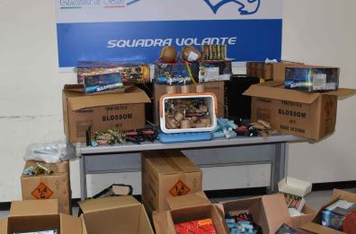 Bari, in casa una Santabarbara di 230kg di fuochi d'artificio: arrestato 21enne