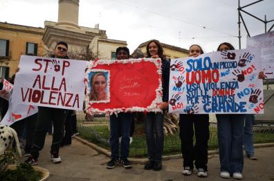 Lecce, flash mob degli studenti per dire basta alla  violenza sulle donne