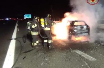 Auto in fiamme tra Canosa e Andria sull'A14 Bologna-Taranto