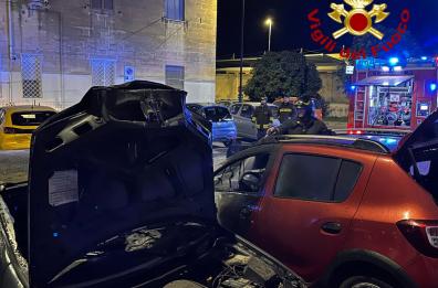 Lecce, rogo d'auto all'alba: distrutte una Sandero e una Punto
