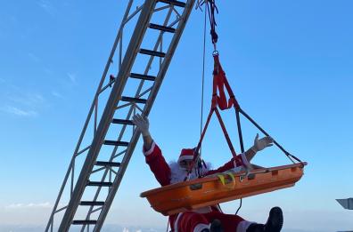 Lecce, Babbo Natale si cala dal tetto del Fazzi per i piccoli pazienti