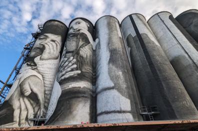 Bari, completata prima parte del murale sul silos del porto