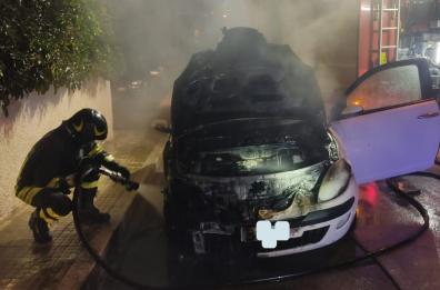 Carovigno, brucia una Lancia Y e le fiamme danneggiano un'altra auto