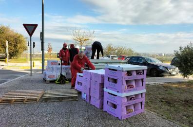 Bari, dipendenti Multiservizi donano pasta, sugo e panettoni ai più fragili