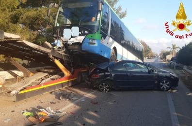 Brindisi, autobus finisce contro una bisarca: paura per gli studenti a bordo