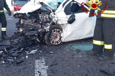 Tragedia sulla Lecce-Maglie: anziano contromano travolge un'altra auto, lui muore, una 29enne gravissima