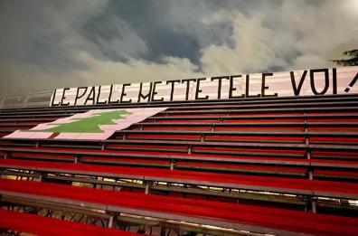 Albero di Natale a Potenza, il messaggio dei tifosi alla squadra: «Le palle mettetele voi»