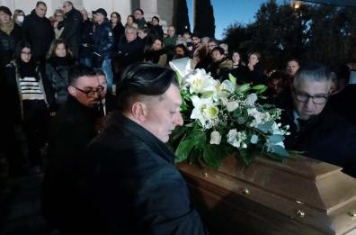 Bari, i funerali fisioterapista ucciso a Poggiofranco, il ricordo del figlio: «Era la mia roccia» FOTO/VIDEO
