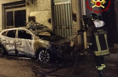 Taurisano, auto a fuoco nella notte: i vigili del fuoco spengono il rogo