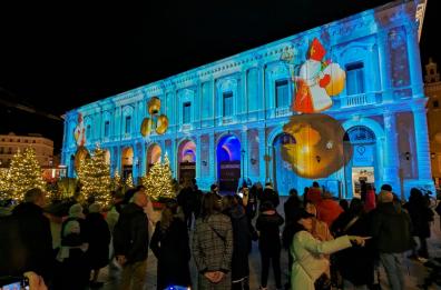 Bari, il fiocco di neve di San Nicola in piazza del Ferrarese: ecco il videomapping di AQP 