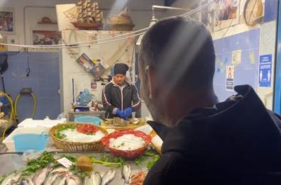 Bari, il sindaco Decaro alle prese con la spesa dell'antivigilia