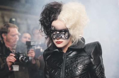 «Crudelia» con  Stone alle prese con la Baronessa von Hellman interpretata da Emma Thompson