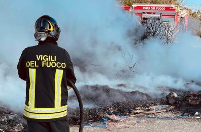 Taranto, a fuoco i rifiuti speciali sotto il ponte Punta Penna