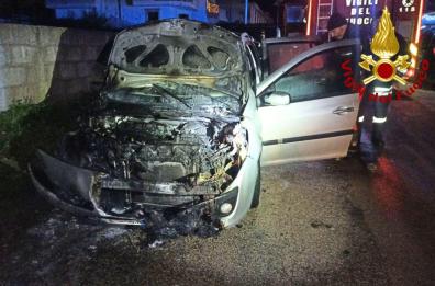 Auto distrutta dalle fiamme nel Leccese, indagini in corso