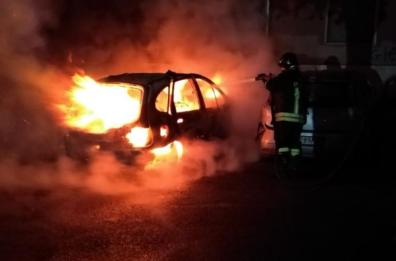 Bruciano due auto a San Vito dei Normanni: indagano i carabinieri
