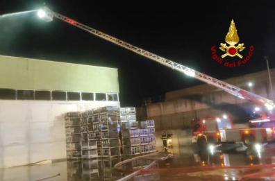 Melfi, incendio in deposito materiali stoccaggio: 10 ore per spegnerlo, indagini