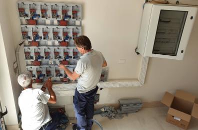 Trani, da 2 anni senza elettricità in casa: la vita di una coppia tra candele e pannelli