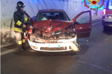 Lecce, auto contro autobus sulla tangenziale esterna di Galleria Condò: un ferito