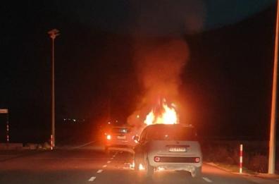 Auto a metano si scontra con altra vettura e prende fuoco nel Leccese, nessun ferito