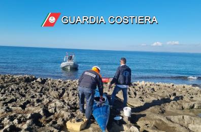 Pescatori di frodo messi in fuga dalla Guardia Costiera nella zona protetta di Porto Cesareo