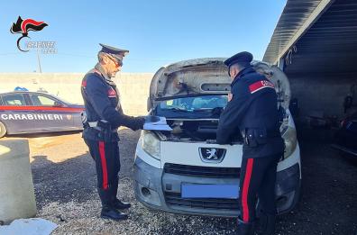 In un capannone di Nociglia auto rubate e un fucile: scatta l'arresto