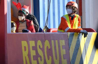Migranti, arrivata a Brindisi nave Sea Eye: sbarcano in 106, anche bambini e una donna incinta
