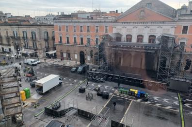 Bari, "Capodanno in musica 2024” lavori in corso per l'allestimento del palco  