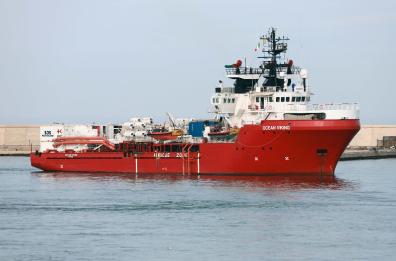 La nave Ocean Viking arrivata a Taranto con 101 naufraghi a bordo, anche 23 minori