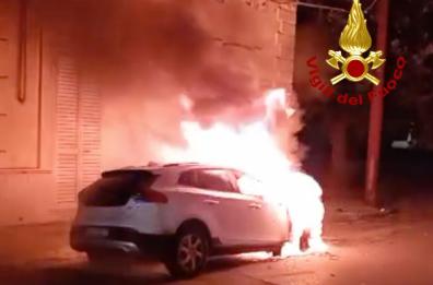Notte di roghi nel Nord Salento: tre auto in fiamme a Squinzano e Novoli