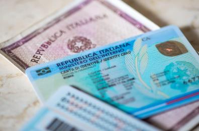 Taurisano, raid all'ufficio anagrafe, porta divelta e soqquadro all'interno dei locali