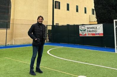 Antonio Conte torna a Lecce sul campetto in cui è cresciuto: il post è virale