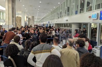 Aeroporto Bari, volo per Budapest cancellato: 250 persone in attesa da 24 ore 
