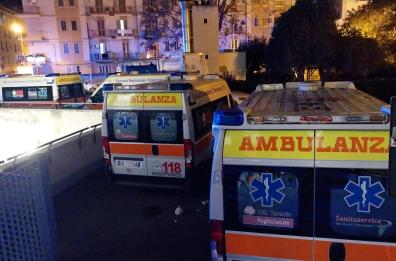 Taranto, notte da incubo al pronto soccorso: 12 ambulanze in coda e niente barelle