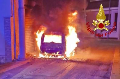 Trepuzzi, a fuoco il furgone di un'agenzia di autonoleggio