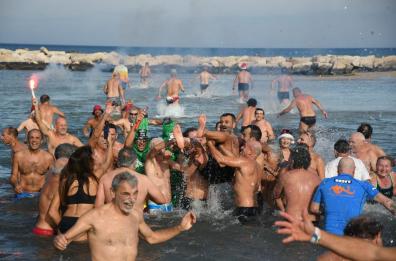 Bari, sulla spiaggia di Pane e Pomodoro il tradizionale tuffo di Capodanno