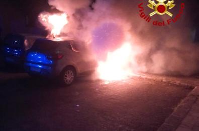 Capodanno di fuoco nel Salento, in fiamme 4 auto e un furgone