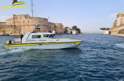 Lavoratori in nero scoperti su pescherecci in navigazione al largo di Taranto