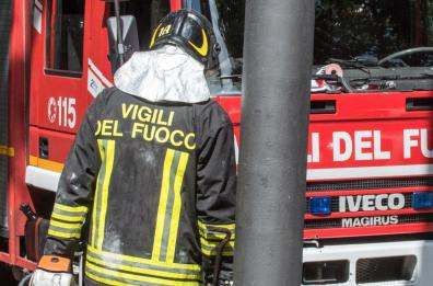 Minervino Murge, brucia un capannone di una ditta di raccolta rifiuti